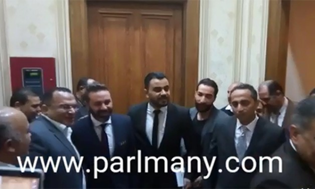 بالفيديو..عاملو البرلمان يلتقطون "سيلفى" مع حازم إمام ومجدى عبد الغنى بمجلس النواب