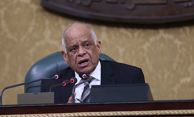 رئيس البرلمان مداعباً محمود خميس:"نفذ وعدك بتغيير سجاد وموكيت المجلس"