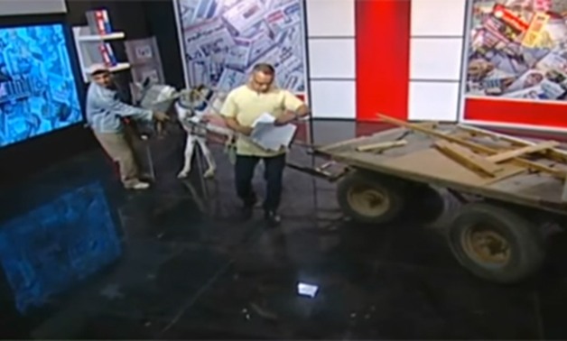 بالفيديو.. جابر القرموطى يقدم "مانشيت" على عربة "كارو" داخل الاستوديو