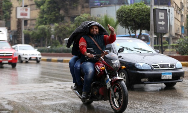 الأرصاد: استمرار سقوط الأمطار غدا.. والصغرى بالقاهرة 12 درجة