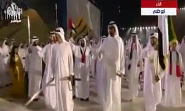  "بن زايد" والحكومة الإماراتية ترقص بـ"السيوف".. "شاهد ما حدث" 