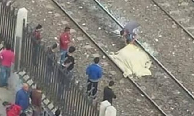 حادث مأساوى.. بتر رأس شاب "سطح" فوق قطار الإسكندرية هربا من الكمسرى