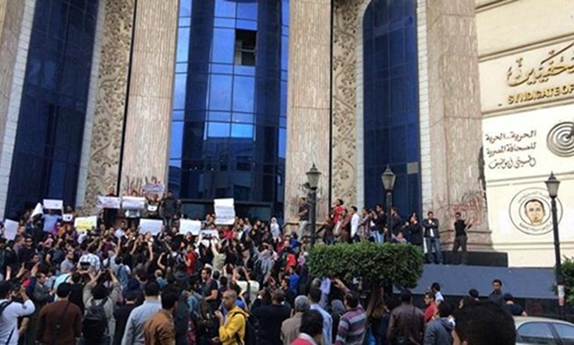 "استقلال الصحافة" تطالب إدارة "المصرى اليوم" بحل أزمة الصحفيين المعتصمين