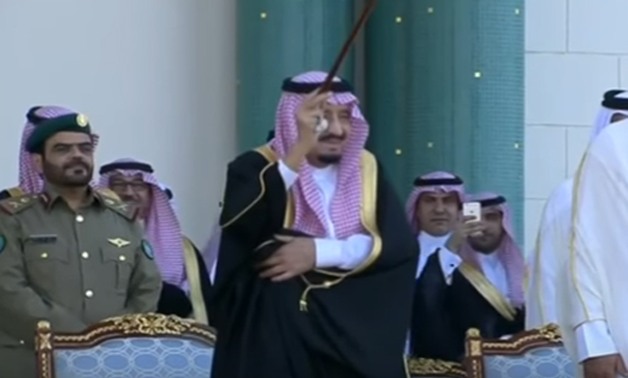 الملك سلمان يرقص "العرضة" الخليجية بجوار أمير قطر.. شاهد ماذا حدث