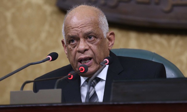 رئيس البرلمان ينبه النواب: "قناة العربى ضد مصر والنواب بيعملوا عليها مداخلات"
