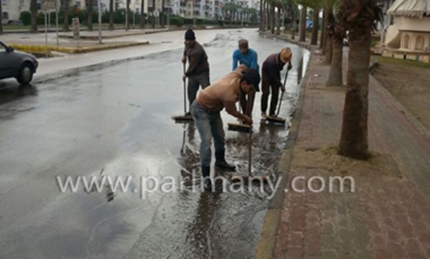 بالصور.. تصريف مياه الأمطار من شوارع رأس البر بعد ليلة عاصفة
