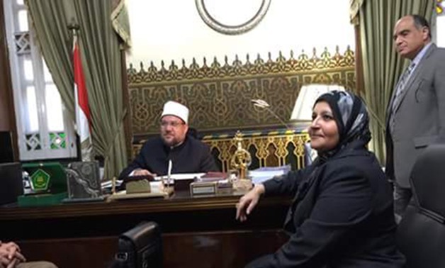بالصور.. النائبة سلوى أبو الوفا تلتقى وزير الأوقاف لضم مساجد المنيا إلى الوزارة 