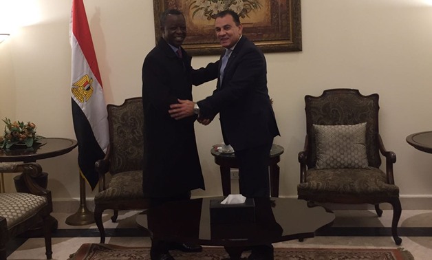 بالصور.. رئيس البرلمان الأفريقى يغادر القاهرة وباشات يودعه فى المطار