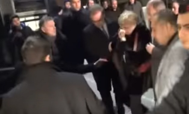 بالفيديو.. لحظة إجلاء زوجة السفير الروسى من موقع الهجوم بأنقرة