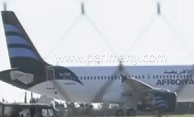 ننشر أول صورة للطائرة الليبية المختطفة فى إحدى مطارات مالطا