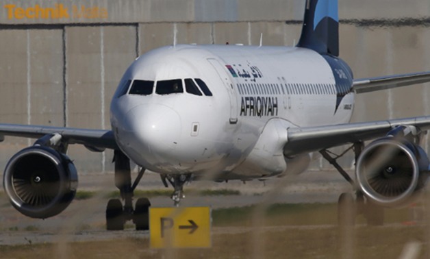 بالفيديو والصور.. شاهد الطائرة الليبية المختطفة فى إحدى مطارات مالطا