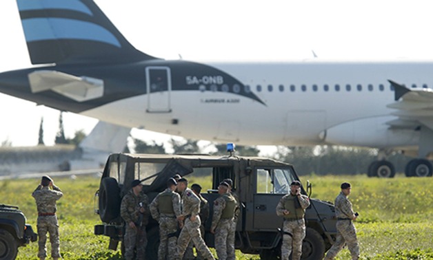 مالطا: إطلاق سراح أول مجموعة من 25 راكبا من الطائرة الليبية المخطوفة
