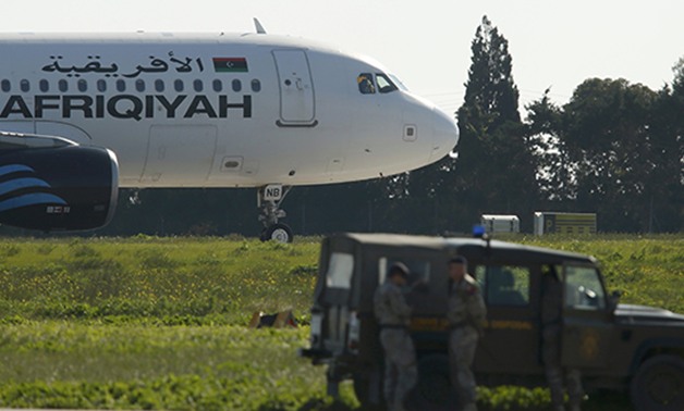 بث مباشر من موقع اختطاف الطائرة الليبية فى مالطا 