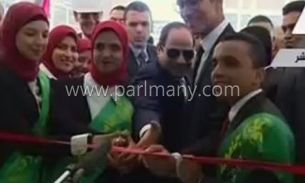 الرئيس السيسى يتنازل للشباب عن إزالة ستار لوحة افتتاح مصنع الكلور والصودا