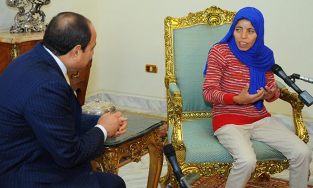 وزير الإسكان ومحافظ الإسكندرية يسلمان "فتاة العربة" شقتها بالمندرة اليوم