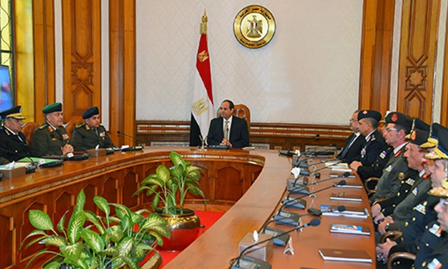 الرئيس السيسي يجتمع بوزيرى الدفاع والداخلية والقيادات الأمنية