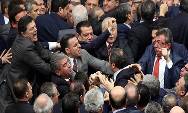سرقة ميكروفون من البرلمان التركى ثمنه 15 ألف يورو بعد مشاجرة النواب