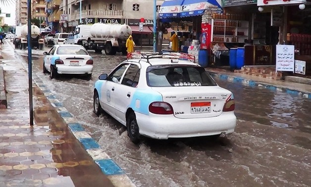 بالصور.. انتشار مجموعات الطوارئ وسيارات الكسح لشفط مياه الأمطار من شوارع بمطروح