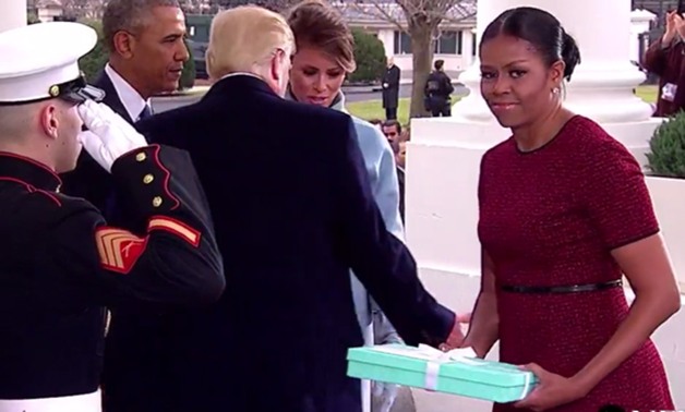 بالفيديو.. ميشيل أوباما تتعرض لموقف محرج بعد تسلمها هدية من زوجة ترامب