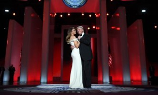 شاهد.. الرئيس ترامب يراقص زوجته "ميلانيا" فى حفل التنصيب