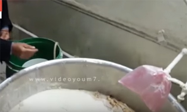 بالفيديو..الرقابة الإدارية بالبحيرة تضبط صاحب مخبز يخلط الخبز القديم بالعجين