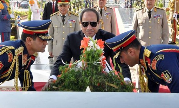 الرئيس السيسى يضع إكليلا من الزهور على نصب شهداء الشرطة فى الاحتفال بعيدهم
