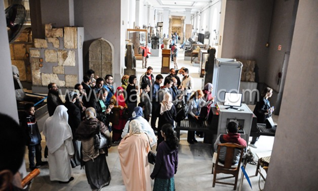 بالصور.. الأجانب والمصريون يحتفلون بثورة يناير فى المتحف المصرى