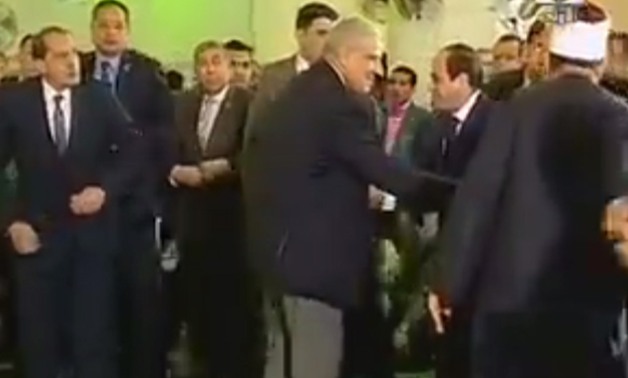 بالفيديو.. أهالى أسوان يرحبون بالرئيس السيسي عقب صلاة الجمعة بالمسجد الجامع