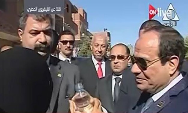 بالفيديو.. الرئيس السيسى يوقف موكبه بأسوان لسماع شكوى مسنة ويسقيها المياه