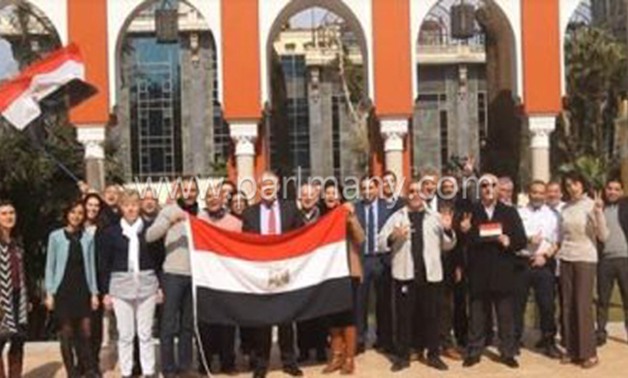 السفارة الفرنسية بالقاهرة تشجع منتخب مصر وسفيرها يرفع العلم