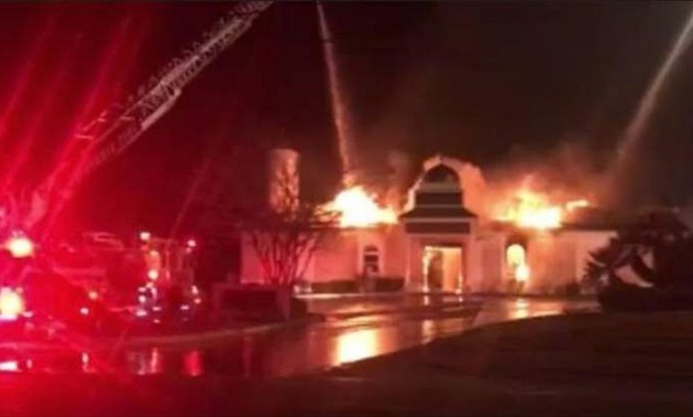 يهود أمريكيون يسلمون مسلمى تكساس مفاتيح معبد للصلاة فيه بعد احتراق مسجد