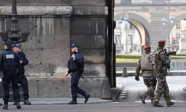مدير مكتب "الشرق الأوسط" بباريس: فرنسا لم تؤكد جنسية منفذ هجوم "اللوفر"
