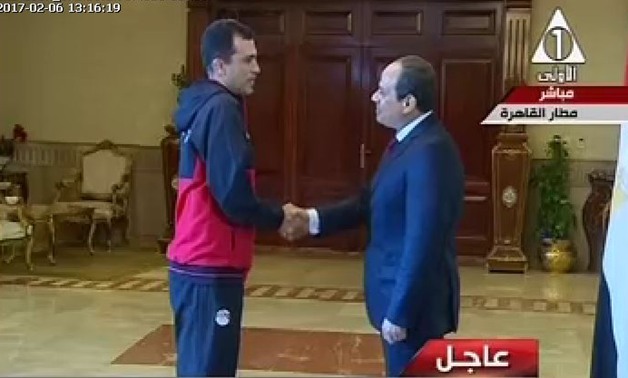 السيسى للاعبى المنتخب الوطنى: ارفعوا رؤوسكم كتر خيركم احسنتم