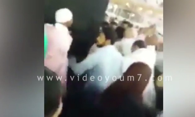 تداول فيديو للحظة القبض على شخص حاول حرق الكعبة المشرفة