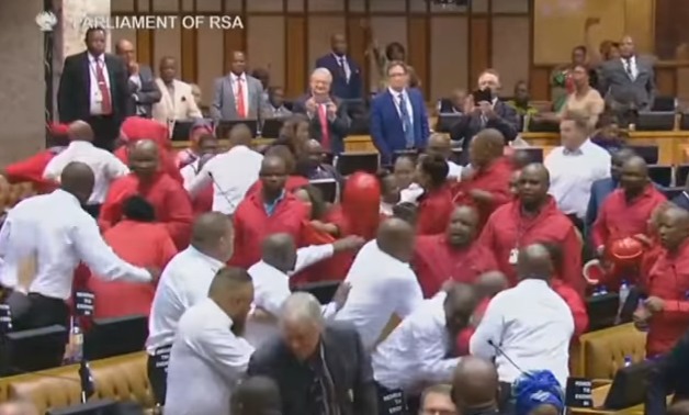 بالفيديو.. خناقات واشتباكات عنيفة داخل برلمان جنوب إفريقيا أثناء خطاب الرئيس زوما
