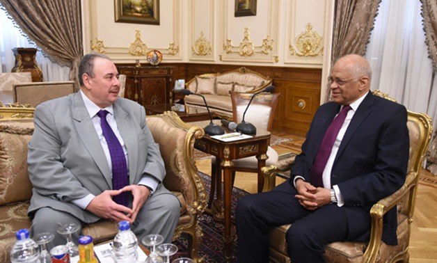 لتعزير التعاون بين مصر ورومانيا.. رئيس البرلمان يستقبل السفير الرومانى