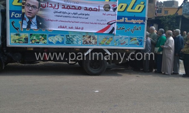 خلى الفقير ياكل.. أمين "اتصالات البرلمان" يوفر سيارة سلع غذائية فى دائرة الساحل (صور)