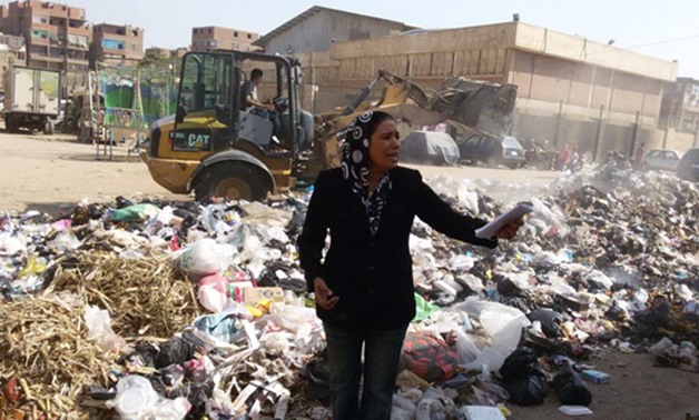 بالصور.. مرشحة الحزب الناصرى تبدأ حملتها الانتخابية من وسط أكوام القمامة