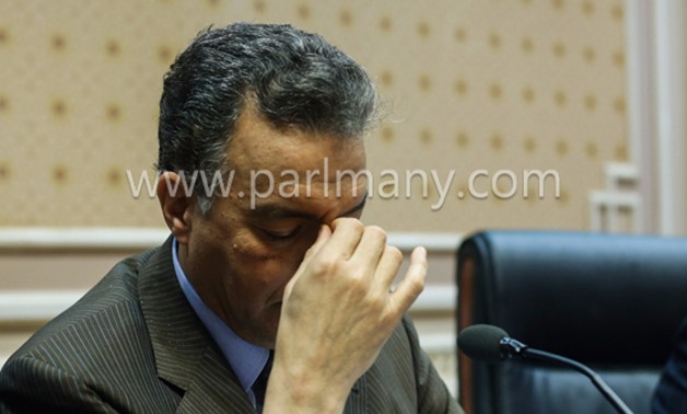 وزير النقل يحمل الهم.. حيرة هشام عرفات خلال مناقشة رفع تذكرة المترو "صور"