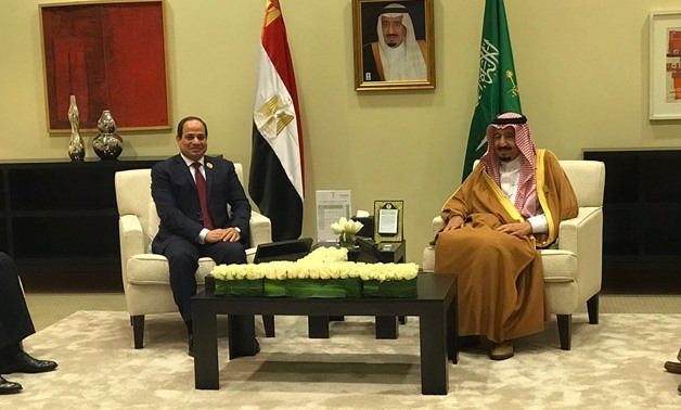مصر والسعودية "إيد فى إيد".. السيسى يلتقى الملك سلمان ويخرجان معا من قاعة القمة العربية