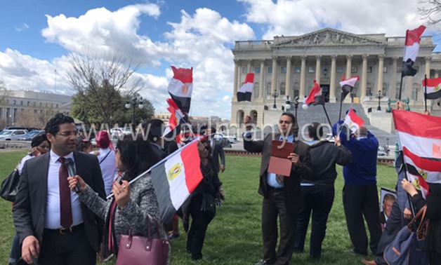 مصر فى برلمان أمريكا.. مصريون وأمريكيون بوقفة تأييد أثناء تواجد السيسى بالكونجرس (صور)