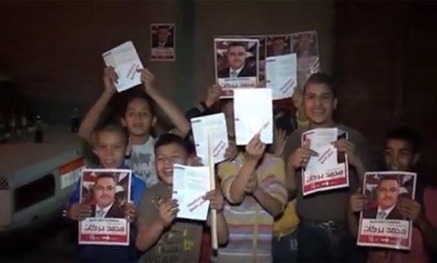 بالفيديو.. مرشح بمصر القديمة والمنيل يستغل الأطفال فى الدعاية الانتخابية