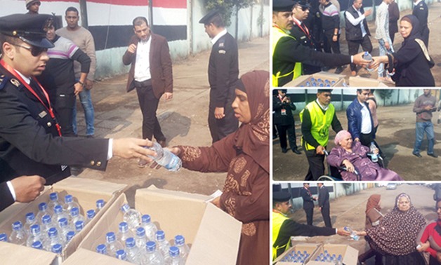بالصور.. ضباط قسم روض الفرج يوزعون المياه المعدنية على الناخبين أمام اللجان