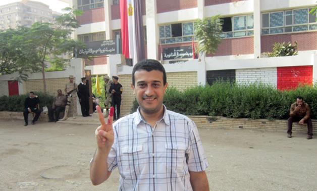 مرشح "فى حب مصر" يدلى بصوته.. ويؤكد الشباب لم يقاطعوا الانتخابات فى تلك المرحلة
