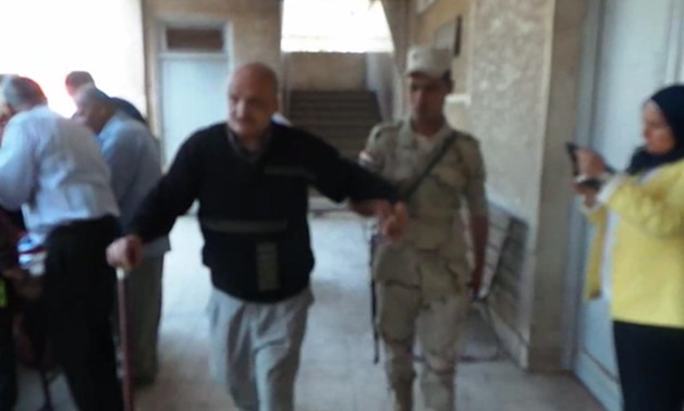 بالفيديو.. مجند بالجيش يساعد مسن فى دخول اللجنة للإدلاء بصوته بالمحلة