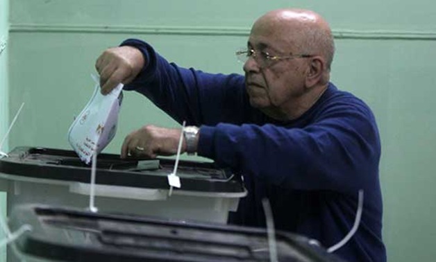 كبار السن يتوافدون على اللجان الانتخابية بالتزامن مع بدء التصويت فى التاسعة