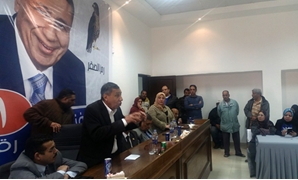  النائبان محمود عثمان وسامى هاشم مع موظفى المصرية للاتصالات بالإسماعيلية