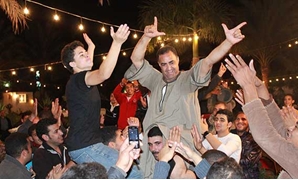 النائب إلهامى عجينة أثناء احتفاله بفوزه فى الانتخابات