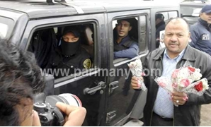 مواطنون يوزعون الورود على رجال الشرطة بالتحرير