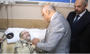 على عبدالعال رئيس مجلس النواب أثناء زيارة مستشفى العجوزة